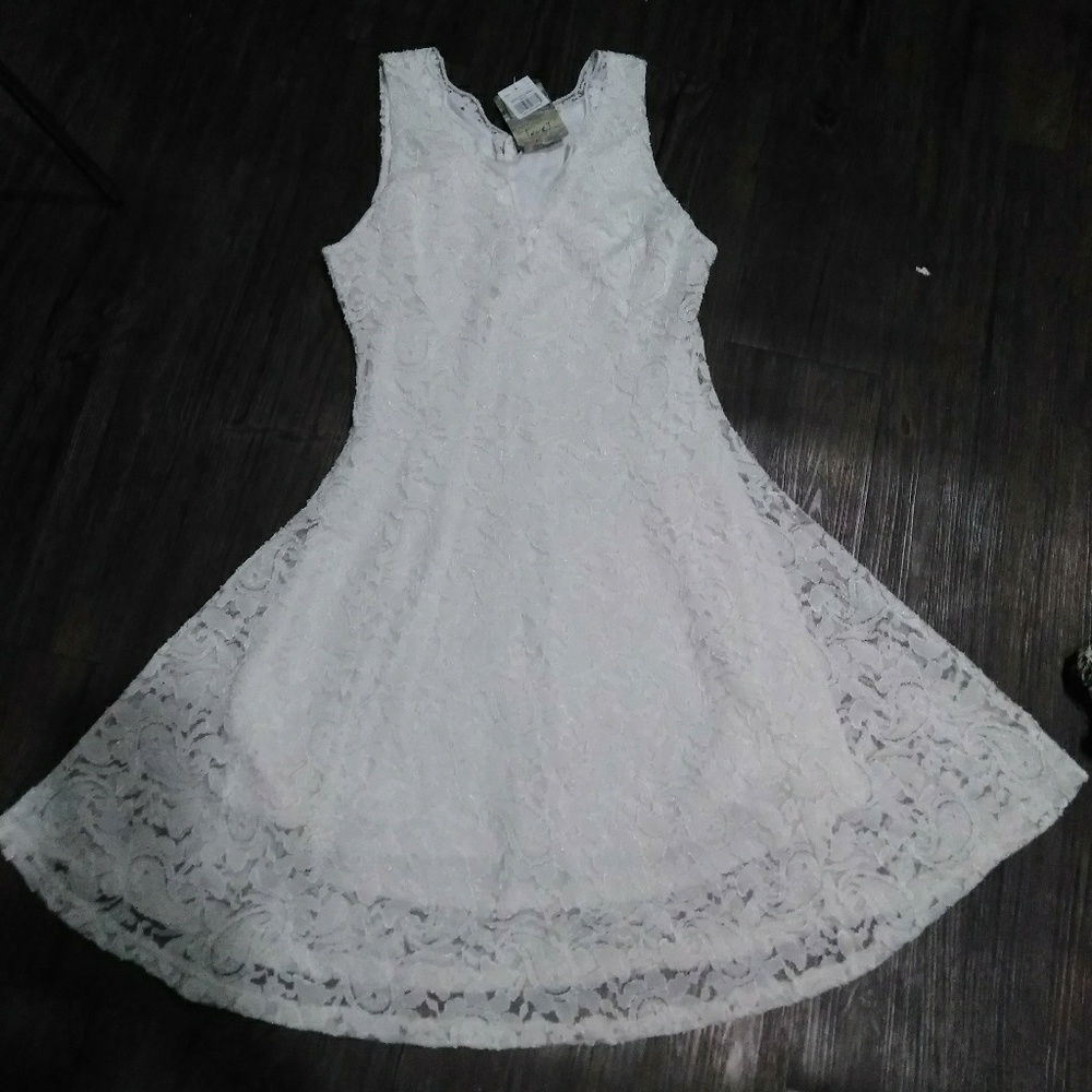 DRESSES - Picture 6 of 8